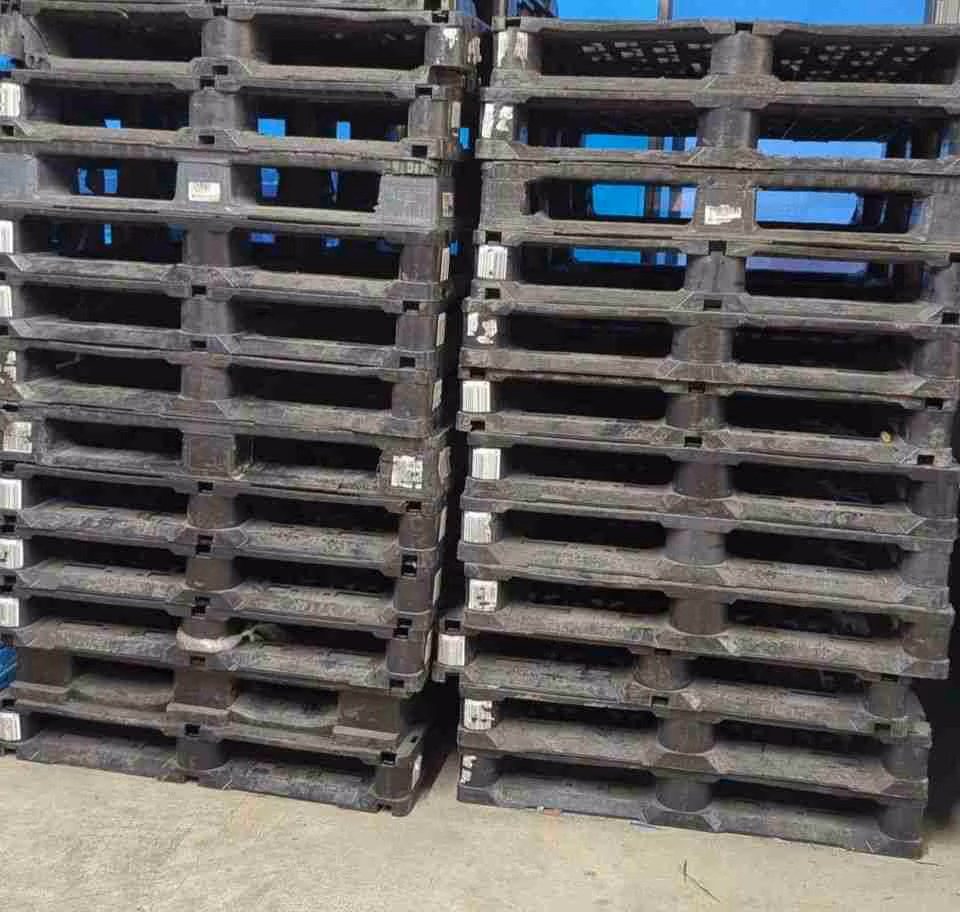 Used 40" x 48" HDPE Plastic Block Pallets in Memphis TN 38109