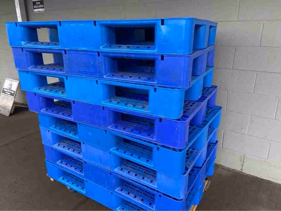 Used 48" x 32" HDPE Plastic Pallets in Phoenix AZ 85032