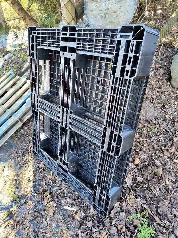 48" x 40" Rackable Used Plastic Pallets in Yonkers NY 10701