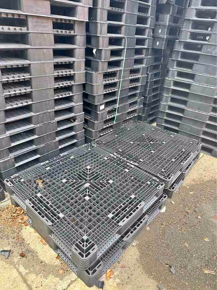 43" x 43” Stackable Plastic Pallets in Cape Coral FL 33914